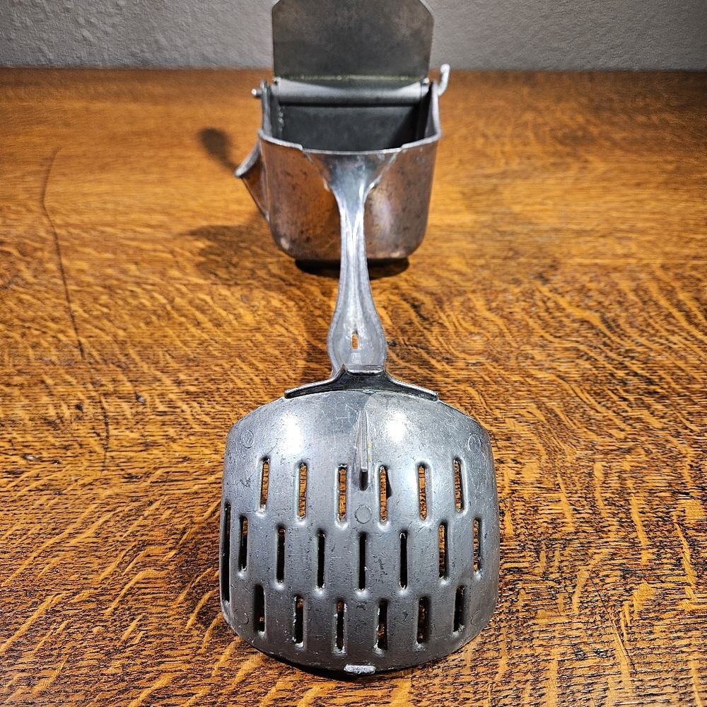 Wear-ever Handheld Vintage Juicer - Picture 12 of 15